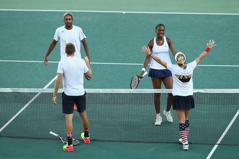 Jack Sock / Bethanie Mattek-Sands (USA) defeating Rajeev Ram / Venus Williams (USA) in Mixed doubles #tennis Doubles Tennis, Venus Williams, Olympic Athletes, Olympic Sports, Rio 2016, Sporty Girls, Summer Olympics, Action Poses, Vintage Sports