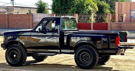 Here is most gorgeous truck 1992 Ford F150 Flareside 4x4 that everyone would like to have! This incredible project is build by Oscar Candelas Under the hood it has a Coyote Supercharger 5.0L Video 1984 Ford F150, Ford F 150 Pickup Truck Accessories, Obs F150, 1992 Ford F150, F150 Build, Ford 150, Obs Ford, Truck Accessories Ford, Best Pickup Truck