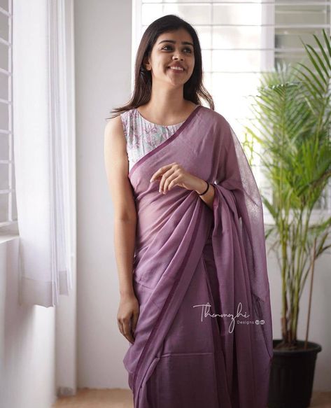 Saree Styling Ideas, Plain Sarees, Saree Styling, Keep Me Stylish, Formal Saree, Saree Blouse Styles, Cotton Saree Blouse Designs, Sarees For Girls, Simple Saree Designs