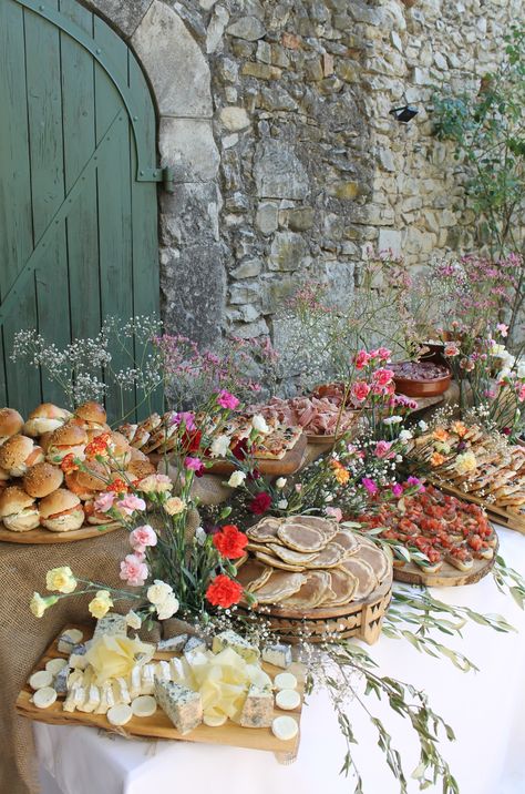 Rustic Brunch Ideas, Garden Party Buffet, Table Brunch, Buffet Brunch, Buffet Presentation, Buffet Wedding, Wedding Buffet Food, Decoration Buffet, Wedding Lunch