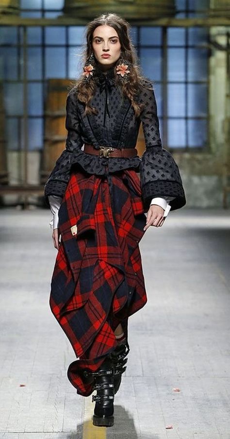 Tartan Skirt Outfit, Camille Hurel, Tartan Fashion, Estilo Hippy, Tartan Skirt, Fashion Campaigns, Supermodels Runway, Fashion Now, Street Style Trends