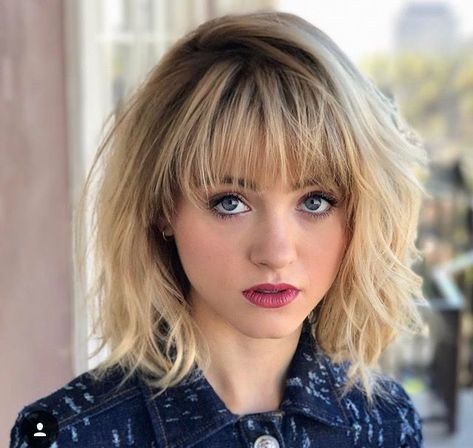 Stranger Things Natalia Dyer, Natalia Dyer, Stranger Things Girl, Dirty Blonde Hair, Hair With Bangs, Ombre Hair Color, Dirty Blonde, Hair Color And Cut, Blonde Highlights