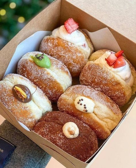 Doughnut Packaging Ideas, Bomboloni Packaging, Bomboloni Aesthetic, Donut Packaging Ideas, Donuts Packaging, Dessert Boxes Packaging, Donut Packaging, Baking Business, Homemade Donuts