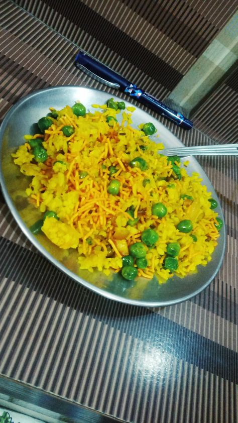 Poha with sev Emoji Wallpaper, Breakfast Ideas, Homemade Recipes, Risotto, Aesthetic Wallpapers, Food To Make, Wallpapers, Ethnic Recipes, Quick Saves