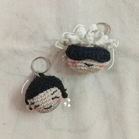 crochet gojo & geto keychains for anime lovers 🤍 . . . . #crochetinspiration #crochet #anime #gojosatoru #geto #jujutsukaisen #handmade Crochet Keychain, Cute Crochet, Knitting Projects, Diy Gifts, Room Decor, Crochet Patterns, Knitting, Crochet, Anime