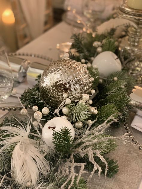 Black White And Gold Christmas, Christmas Banquet, Disco Christmas, Christmas Dinner Table Settings, Christmas Layout, Xmas Table Decorations, Xmas Table, Work Christmas Party, Christmas Centers