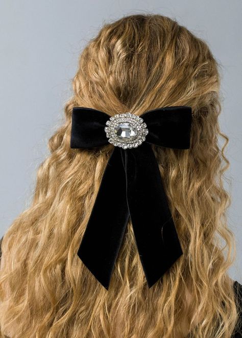 Simple and stylish ribbon decoration. It is just the right size and will not look overly when worn, giving you an elegant look.The oversize hair bows are made with very high quality velvet fabric. #bow #hair #clip Luxury Hair Accessories, Bow Barrette, Fashion Shoots, Jennifer Behr, Holiday Hairstyles, French Barrette, Luxury Hair, Velvet Bow, Crystal Embellishment