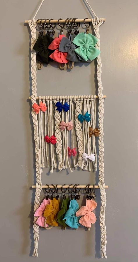 Diy Bow Storage, Crochet Hair Clip Holder, Crochet Bow Holder, Crochet Hair Bow Holder, Macrame Hair Clip Holder, Macrame Bow Holder Diy, Macrame Baby Headband Holder, Crochet Bow Organizer, Bow And Headband Organizer Diy