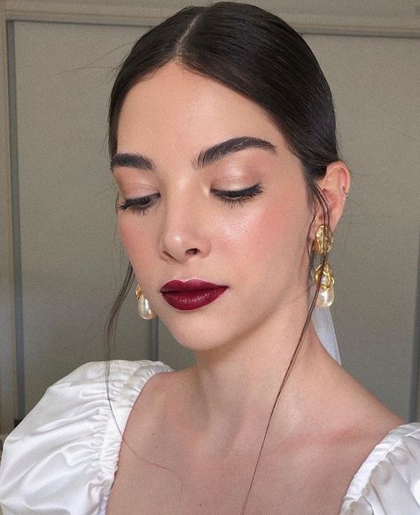 Beauty Trend 2023: The Red Wine Makeup For Your Dinner Date – Ferbena.com Identify Crisis, Red Wine Makeup, Wine Makeup, Makeup Bibir, Curated Wardrobe, Maquillage On Fleek, Makeup Pengantin, Trend 2023, Bridal Makeup Looks