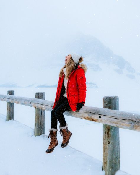 Planning a Trip to Banff in Winter – Read This Before You Visit! https://www.reneeroaming.com/banff-in-winter/ Warm Hiking Outfit, Winter Hiking Outfit, Hiking Outfit Ideas, Rainy Day Outfit For Work, Norway Winter, Snow Photoshoot, Winter Reads, Snow Photography, Winter Photoshoot