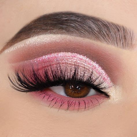 Tu Estilo Chic • Blog compartió una foto en Instagram: "Maquillaje rosa, este en lo personal me gustó mucho💕 Del 1 al 10 cuánto te gustó?  Sigue a…" • Mira 94 fotos y videos en su perfil. Quinceanera Makeup, Makeup Ojos, Makeup Pictorial, Prom Eye Makeup, Pink Eye Makeup, Pink Eye, Eye Makeup Pictures, Eye Makeup Designs, Makeup Eye Looks