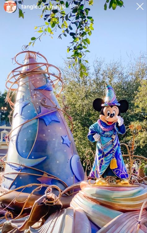 Magic Happens Parade, Disney World Parade, Disneyland Parade, Disney Movie Art, Disneyland World, Sorcerer Mickey, Disney Parade, Disney Characters Wallpaper, Mickey Mouse Pictures