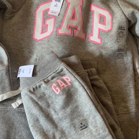 Brandnew Gap Joggersuit Size 6/7 Lil Girls Gap Sweat Set, Gap Tracksuit Outfit, Two Piece Sweat Suit Outfit, Gap Outfits Women, Gap Tracksuit, Christmas Wishlist Aesthetic, Gray Sweatpants Outfit, Cute Fall Fits, Sweat Suits Outfits