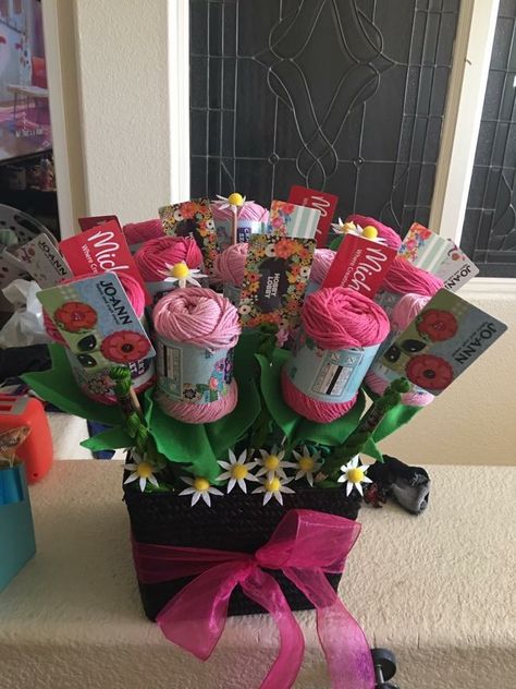 Yarn bouquet Yarn Gift Basket Ideas, Crochet Gift Basket Ideas, Gift For Knitter, Crochet Mothers Day Gifts Ideas, Yarn Gift Ideas, Crochet Gift Basket, Hobby Lobby Gift Card, Yarn Gifts, Mothers Day Crafts For Kids