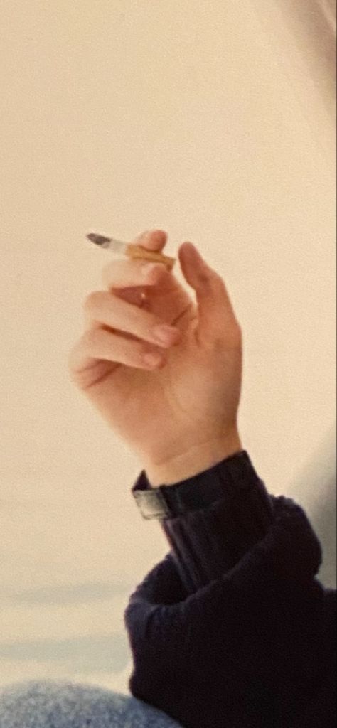 Holding Cigeratte Reference, Cigerattes In Hand, Hand Holding Switchblade, Someone Holding A Ciggerate, Holding Ciggerate Reference Pose, Hand With Ciggaretes, Hand Freckles, Hand With Cigerate Drawing, Hand Holding Lighter Reference