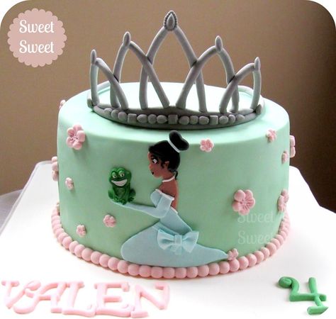 Torta La Princesa y el Sapo. Tiana y corona en 2D en pasta de goma. Pedidos pasteleriasweetsweet@yahoo.com.ar facebook.com/sweetsweetpasteleria #princesayelsapo #tiana #tortatiana #disney #tianacake #tortaprincesayelsapo #laprincesayelsapo #tianascake Frog Party Ideas, Princess And Frog, Princess Tiana Birthday Party, Tiana Birthday Party, Disney Birthday Cakes, Princesa Tiana, 9th Birthday Parties, Princess Tiana, Childrens Birthday Cakes