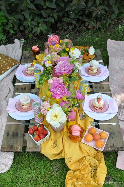 Pink And Yellow Picnic, Pink Tables, Dessert Picnic, Pallet Picnic, Picnic Dessert, Vase Makeover, Nella The Princess Knight, Yellow Picnic, Picnic Business