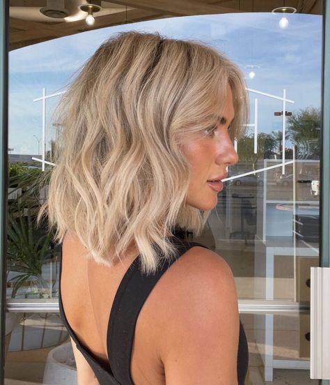 Sandy Blonde Hair Short, Short Length Blonde Hair, Dark Blonde Balayage Bob, Short Natural Blonde Hair, Bronde Balayage Short Hair, Dark Blonde Balayage, Blonde Balayage Bob, Sandy Blonde Hair, Blonde Layered Hair