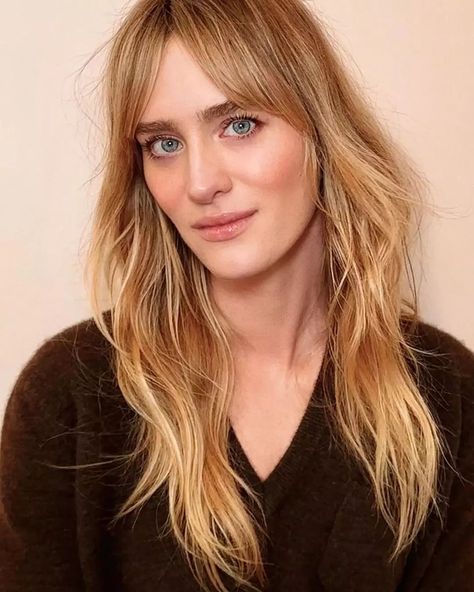 Divine Rivals, Mackenzie Davis, Blonde Hair With Bangs, Haircut For Thick Hair, Thick Hair, Hairstyles With Bangs, Thick Hair Styles, Blonde Hair, Bangs