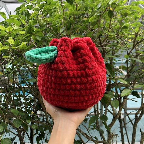 Apple purse
Apple pouch 
Apple bag
Crochet bag
Crochet pouch 
Crochet bag Fruit Crochet Bag, Fruit Crochet, Shoulder Bag Crochet, Tote Bag Crochet, Crochet Bag Pattern Free, Crochet Pouch, Crochet Shoulder Bag, Diy Vetement, Haken Baby