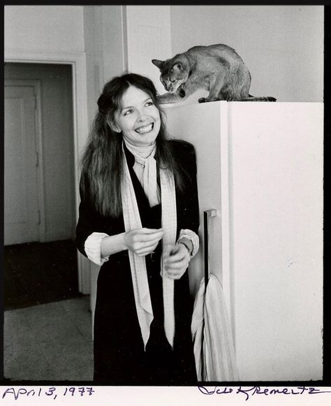 Diane Keaton in her Manhattan apartment with Buster, an Abyssinian. Diane Keaton Young Style, Diane Keaton Aesthetic, Diane Keaton Style 70s, Taylor Swift And Benjamin, Diane Keaton Outfits, Diane Keaton Fashion, Diane Keaton Style, Dianne Keaton, Benjamin Button