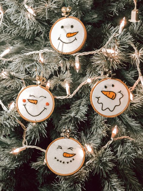 Simple Embroidery Christmas Ornaments, Simple Embroidered Christmas Ornaments, Small Embroidery Hoop Christmas Ornaments, Embroidered Christmas Tree Ornaments, Christmas Gift Embroidery Ideas, Hand Embroidered Christmas Gifts, Embroidered Gifts Ideas Diy, Christmas Hand Embroidery Sweatshirts, Cool Embroidery Ideas Simple