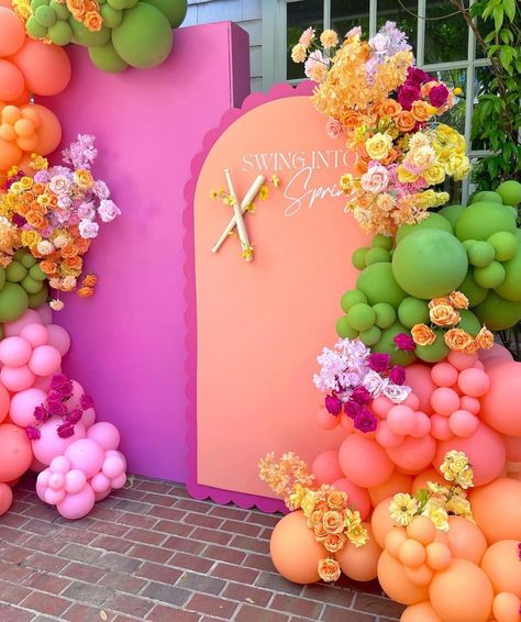 Photo: @apinkstring Keep calm and stay inspired💫 ➡️ @make_a_wish_ua for more inspiration💕 ⠀⠀⠀⠀⠀⠀⠀⠀ Tag your friends who’d love this one 💫 #party #partyinspiration #partystylist #ballooninstallation #balloonartist #balloongarland #organicballoongarland #organicballoons #organicballoonarch #inspiration #balloons #balloon #balloondecor #onlineeducation #partydecor #partydecorations Pink Orange Balloons, Flower Set Design, Orange Balloon Arch, Peruvian Party, Backdrop With Balloon Garland, Pink Balloon Arch, Baby Shower Balloon Arch, Birthday Decor Ideas, Photobooth Backdrop