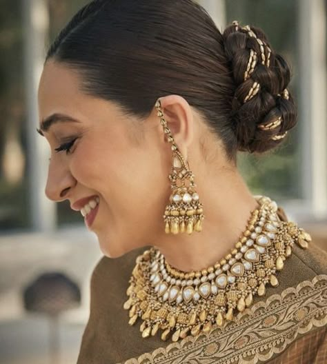 Edgy Wedding Hairstyles, High Neck Blouses, Hairstyles Juda, Bride Fashion Illustration, Wedding Bun, Hair Style On Saree, Beautiful Wedding Hair, Saree Styling, Karishma Kapoor