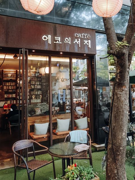 A Foreigner's Guide to Bojeong-Dong Cafe Street in Seoul, South Korea - DEBORAH IN KOREA South Korea Cafe, Korean Coffee Shop, Cafe Street, Korea Cafe, Korea Photography, Seoraksan National Park, Seoul Cafe, Korean Coffee, South Korea Photography