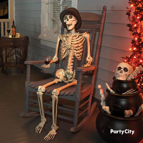 Knitting Grandma, Skeleton Poses, Skeleton Ideas, Outside Halloween Decorations, Skeleton Funny, Outdoor Halloween Decorations, Halloween Outside, Skeleton Couple, Spooky Things