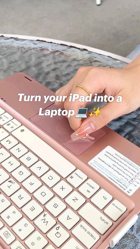 cute iPad case 👇🏻 Ipad Mini Accessories Gadgets, Ipad Laptop Setup, I Pad Accessories Aesthetic, Ipad As Laptop, Cute Ipad Cases With Keyboard, Ipad Assessories Awesome, Ipad With Pen And Keyboard, Cute Apple Pencil Case, Cute Ipad Accessories