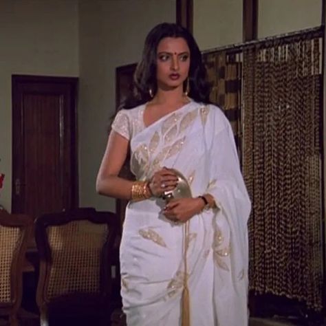 Rekha Actress Style, Retro Outfits 90s, Rekha Saree, Rekha Actress, Chiffon Sarees, Indian Princess, 90s Bollywood, Indian Woman, Vintage Bollywood