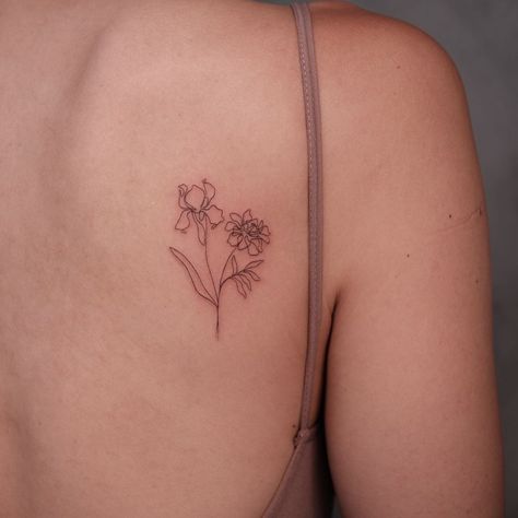 𝖀𝖓𝖔 은우 on Instagram: “Oneline Bouquet with Iris and Marigold flower 💐 one-line art by @onelineartbyuno Done at @atelier.eva Please email: uno@ateliereva.com…” Marigold And Iris Tattoo, Iris Back Tattoo, Dainty Marigold Tattoo, Dainty Bouquet Tattoo, Dainty Rib Tattoos, Flower Tattoo Ribs, Ink Aesthetic, Lil Tattoos, Grandparents Tattoo