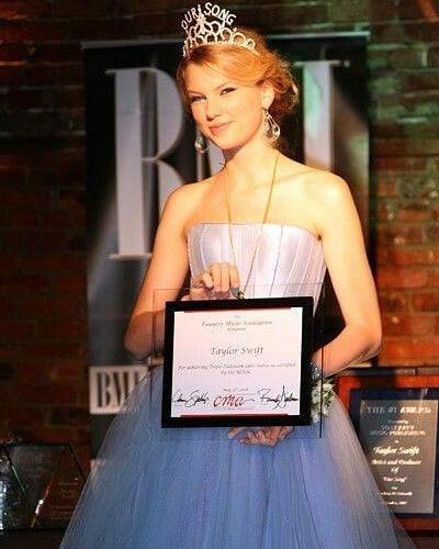 🇮🇳jhilmill SWIFT🇮🇳 on Instagram: “TAYLOR ALISON SWIFT IS AN INSPIRATION ITSELF. BYE” Blue Tulle Prom Dress, Taylors Version, Swift Photo, Blue Tulle, Taylor Swift Fan, Taylor Swift 13, Taylor Swift Pictures, Tulle Prom Dress, Fashion Icon