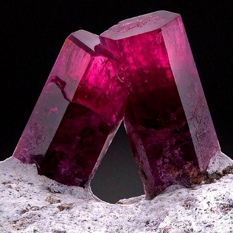 Smooching Beryl twin.  Photo By Benjamin DeCamp     An extremely rare gemstone that receives its red color from trace amounts of manganes... Gemstone Mining, Black Pinterest, Red Beryl, Minerals Crystals Rocks, Matka Natura, Crystal Guide, Pretty Rocks, Winter Boho, Summer Street