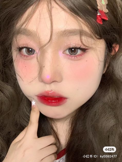 Pink Tone Makeup Looks, Strawberry Makeup Look Korean, Straw Berry Makeup, Cute Strawberry Makeup Look, Strawberry Make Up Look, Strawberry Douyin Makeup, Strawberry Makeup Look Aesthetic, Soft Red Makeup Looks, Blush Ideas Makeup