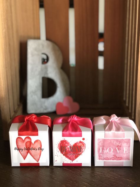 Valentine Candle Gift Box Ideas, Valentines Hamper, Candy Bouquet Diy, Imagenes Mary Kay, Valentine Candles, Gift Wrapping Inspiration, Gifts To Make, Candle Gift Box, Gifts Wrapping Diy