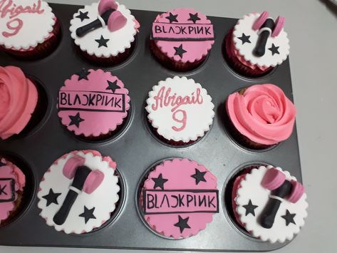 #cupcake #blackpink #tortas #9 cupcake vainilla, rosa, estrellas Blackpink Cupcakes, Kpop Cupcakes, Black Pink Cupcakes, Blackpink Cupcake Ideas, Blackpink Birthday, Kpop Food, Pink Snacks, Nicky Harper, Pink Desserts