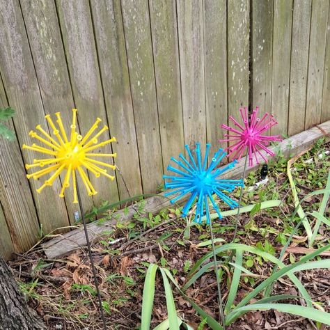 Today I am going to share a fun yard art project that I am calling screwball flowers. I had seen these floating around FB and no tutorial, but had to have some of my own. Really wasn’t sure what to call them, but these are made from a wood ball and screws. Hence the name screwball flowers. The ones that I had seen on FB may have been made using golf balls. Not having any golf balls but knowing that I could find some large wood balls at Hobby Lobby I decided to go with that. Diy Screwball Flowers, Flowers Made Out Of Screws, Screw Flowers Diy, Golf Ball Flowers With Screws, Easy Diy Yard Decor, Diy Lawn Decor, Screw Flowers, Screwball Flowers, Diy Yard Art