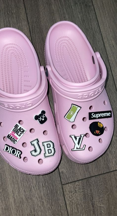 Croc Letter Jibbitz Ideas, Pink Crocs With Jibbitz, Cool Crocs, Crocs With Jibbitz, Crocs Aesthetic, Crocs With Charms, Crocs Outfit, Crocs Fashion, Pink Crocs