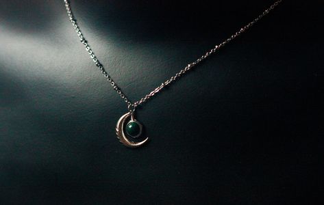 Haley Marshall, Cresent Moon Necklace, Vampire Diaries Jewelry, Vampire Diaries Outfits, Hayley Marshall, Star And Moon Necklace, Moon Crescent, Crescent Necklace, Locket Pendant Necklace