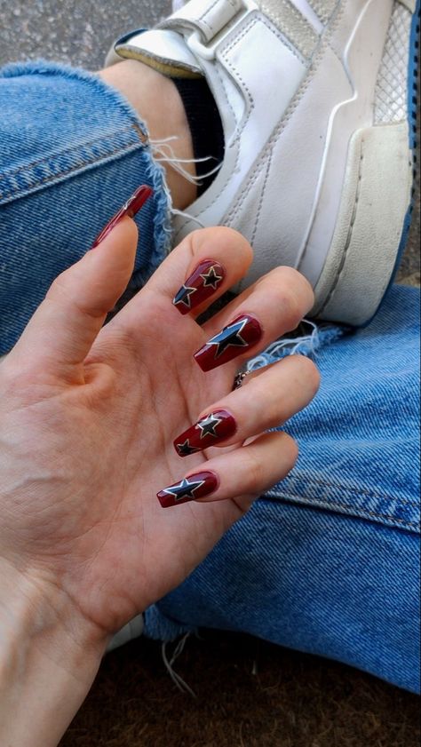 Y2k Dark Red Nails, Nails Y2k Red, Chrome Stars Nails, Y2k Nails Acrylic Short, 2000 Inspired Nails, Red Nails With Star, Red Nails Y2k, Y2k Nails Chrome, Y2k Red Nails