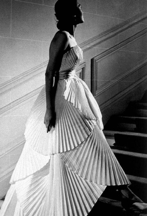 Dior Dior 1950, Dress Wallpaper, Fashion 1970s, Dior Dress, Dior Haute Couture, Vintage Gowns, Stil Inspiration, Foto Vintage, Vintage Couture