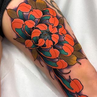 Crisantemo Tattoo, Japanese Back Tattoo, Traditional Tattoo Flowers, Chrysanthemum Tattoo, Irezumi Tattoos, Body Suit Tattoo, Japanese Sleeve Tattoos, Japanese Tattoo Designs, Modern Tattoos