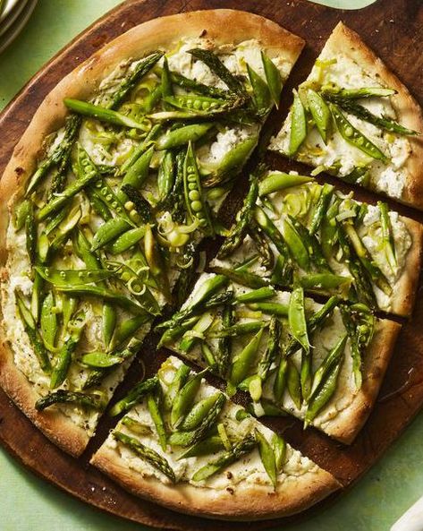 Fruit Pizza Recipes, Spring Food Recipes, Grilled Leeks, Vegetable Pizza Recipes, Best Picnic Food, Zucchini Ricotta, Fancy Pizza, Easy Picnic Food, Hot Dog Sandwich