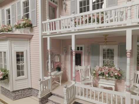 Pink And White House Exterior, Pastel Victorian House, Bloxburg Pink House Ideas, Fairy Cottage Bloxburg, Angelcore House, Coquette House Layout, Bloxburg Elegant House, Shabby Chic House Exterior, Cute Suburban House