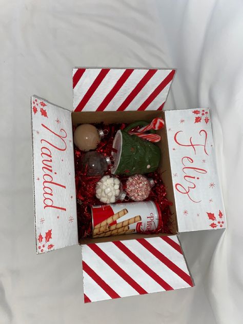 Diy Christmas Box For Boyfriend, Christmas Box Ideas For Friends, Christmas Box For Boyfriend, Box For Boyfriend Christmas, Christmas Box Ideas For Boyfriend, Holiday Care Package, Diy Christmas Box, Diy Christmas Wall, Christmas Care Package