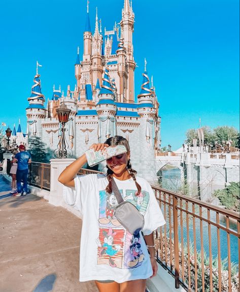 Lego Land Outfit Ideas Women, Bush Gardens Outfit Ideas, Disneyland Style Outfits, Disney Instagram Pictures Ideas, Disney World Outfit Ideas Summer, Epcot Outfit Ideas Summer, Cute Disney Outfits For Women Summer, Disneyland Outfit Ideas Summer, Theme Park Outfits Spring