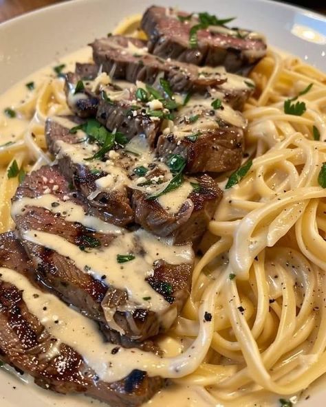 Steak Gorgonzola Alfredo, Gorgonzola Alfredo, Steak Gorgonzola, Sirloin Steak, Food Therapy, Sirloin Steaks, Olive Garden, Easy Delicious Recipes, Gordon Ramsay