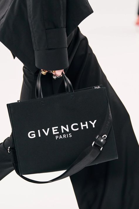 Givenchy Tote Bag, Fashion Runway Show, Bags Patterns, Printed Canvas Tote Bag, Givenchy Bag, Tas Fashion, Handbag Collection, Givenchy Paris, Diy Bags